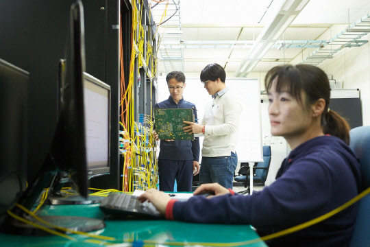 ETRI 연구진이 양자암호통신 전송 시스템에 대한 테스트를 진행하고 있다. ETRI는 이통3사와 손잡고 양자암호통신 전송 시스템 국제표준 확보에 나서고 있다.         ETRI 제공